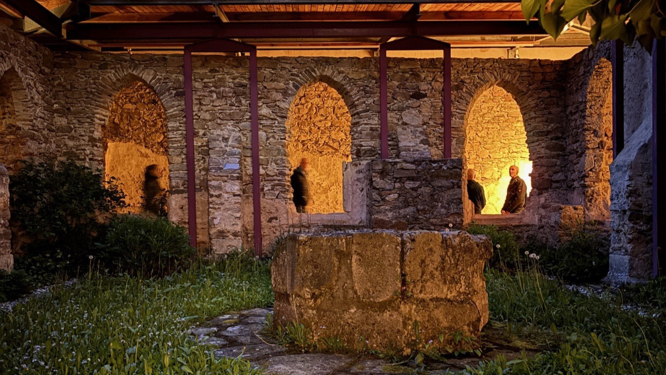 Blick auf beleuchtete Mauern vom Stift Altenburg von einen Innenhof aus.