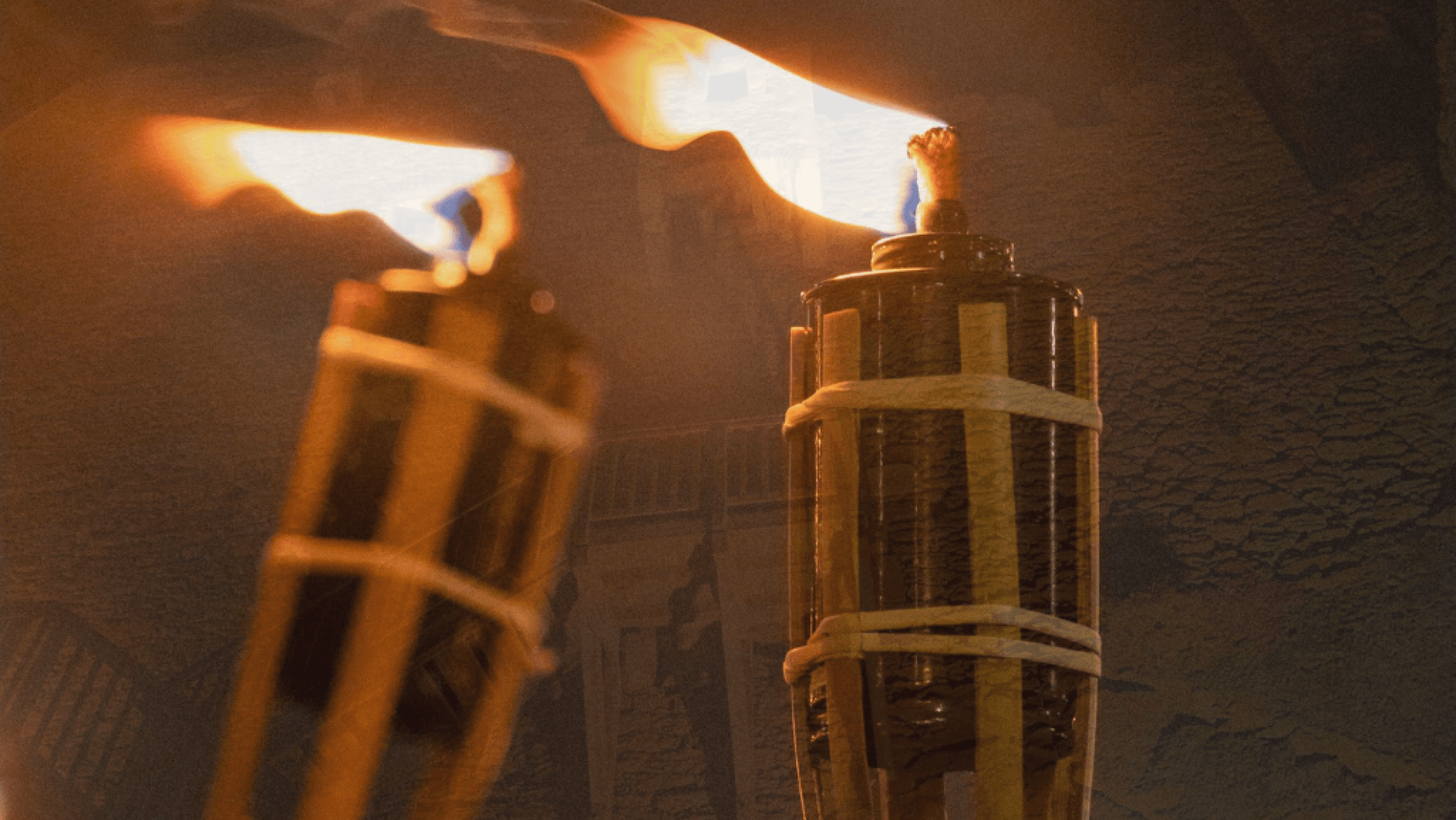 Foto von zwei brennenden Fackeln.