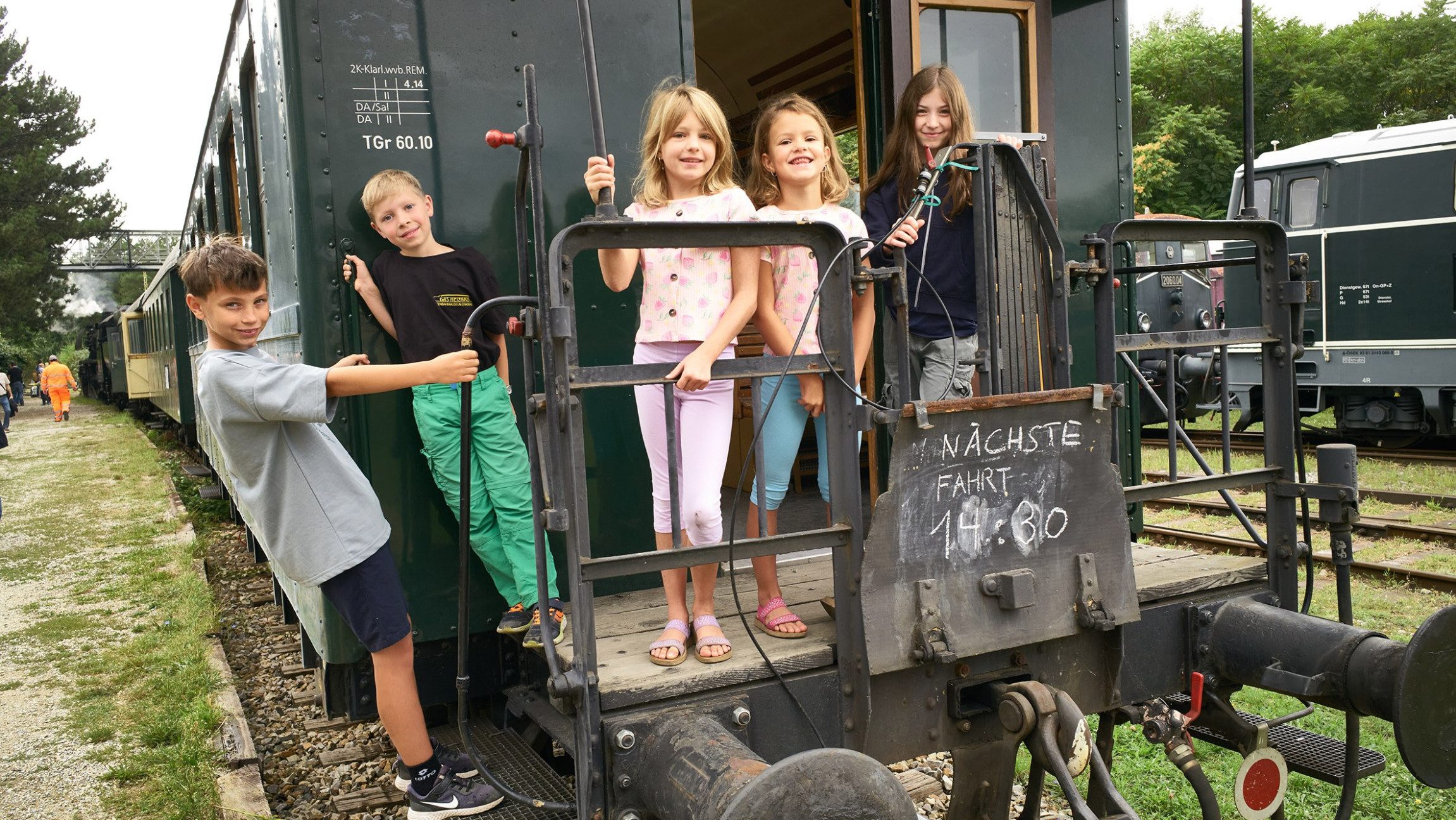 Kinder auf einer historischen Lok im Eisenbahnmuseum Strasshof.