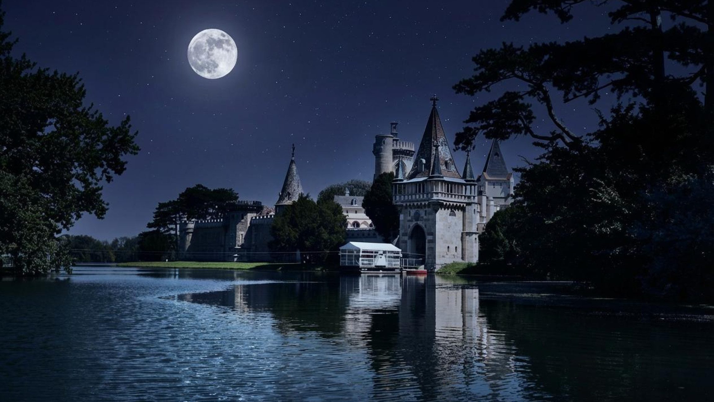 Blick auf das Schloss Laxenburg bei Vollmond.