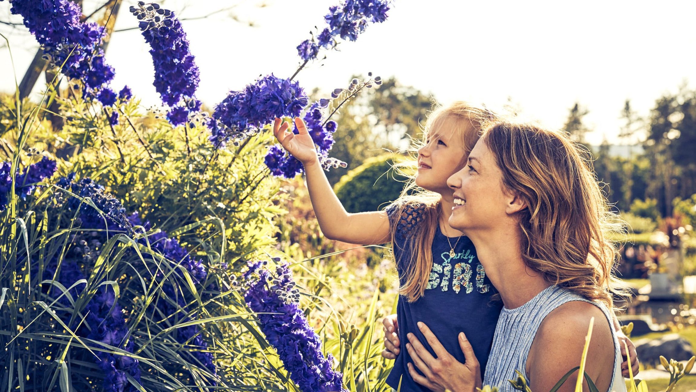Mutter und Tochter inmitten von bunten Blumen bei Kittenberger.