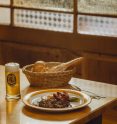 Zum Fiakergulasch passt das helle Fiakerbräu