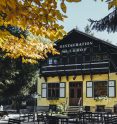 Mit großem Gastgarten mitten im Wald gelegen