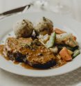 Alm-Ochensbraten, Speckrahmsafterl, Rosengemüse & Semmelknödel