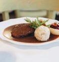 Hirschrücken mit Semmelknödeln