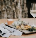 Kartoffelroulade mit Kürbis, Schafkäse und Kräutern gefüllt