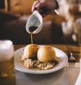 Bekannt für verschiedene gefüllte Erdäpfelknödel