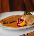 Hirschbraten mit dickem Wurzelsaft und Knödel