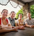 Mohnwirtfamilie im Hof